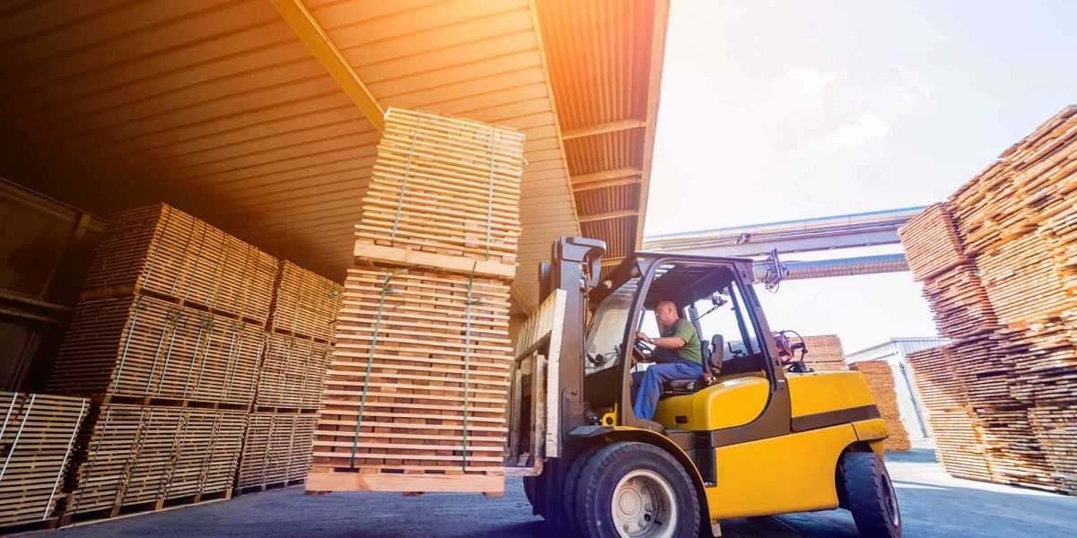 oefen je praktijkvaardigheden op heftruck, reachtruck en orderpicktruck in de cursus logistiek medewerker.