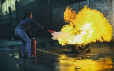 BHV cursus op eigen locatie. Een beginnende brand blussen is onderdeel van de BHV cursus.